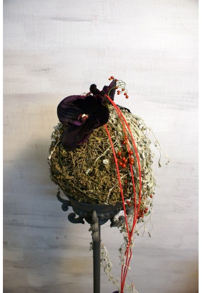Koule z větviček s fialovou orchideí a šípky