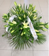 Smuteční vypichovaná kytice s bílými liliemi