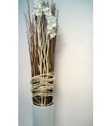 Bílá ASA váza - dekorace z prutů a umělé orchidee