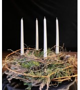 Adventní věnec se štíhlými svíčkami a přírodní přízdobou